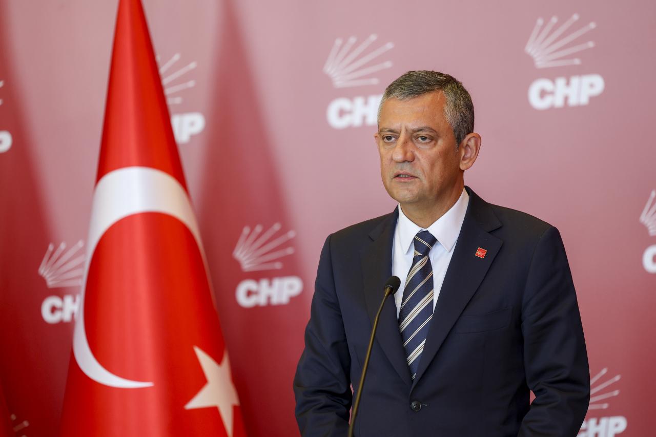 CHP Lideri Özgür Özel, Humus’ta Alevilerin İbadet Ettiği Camiye Yönelik Bombalı Saldırıyı Lanetledi