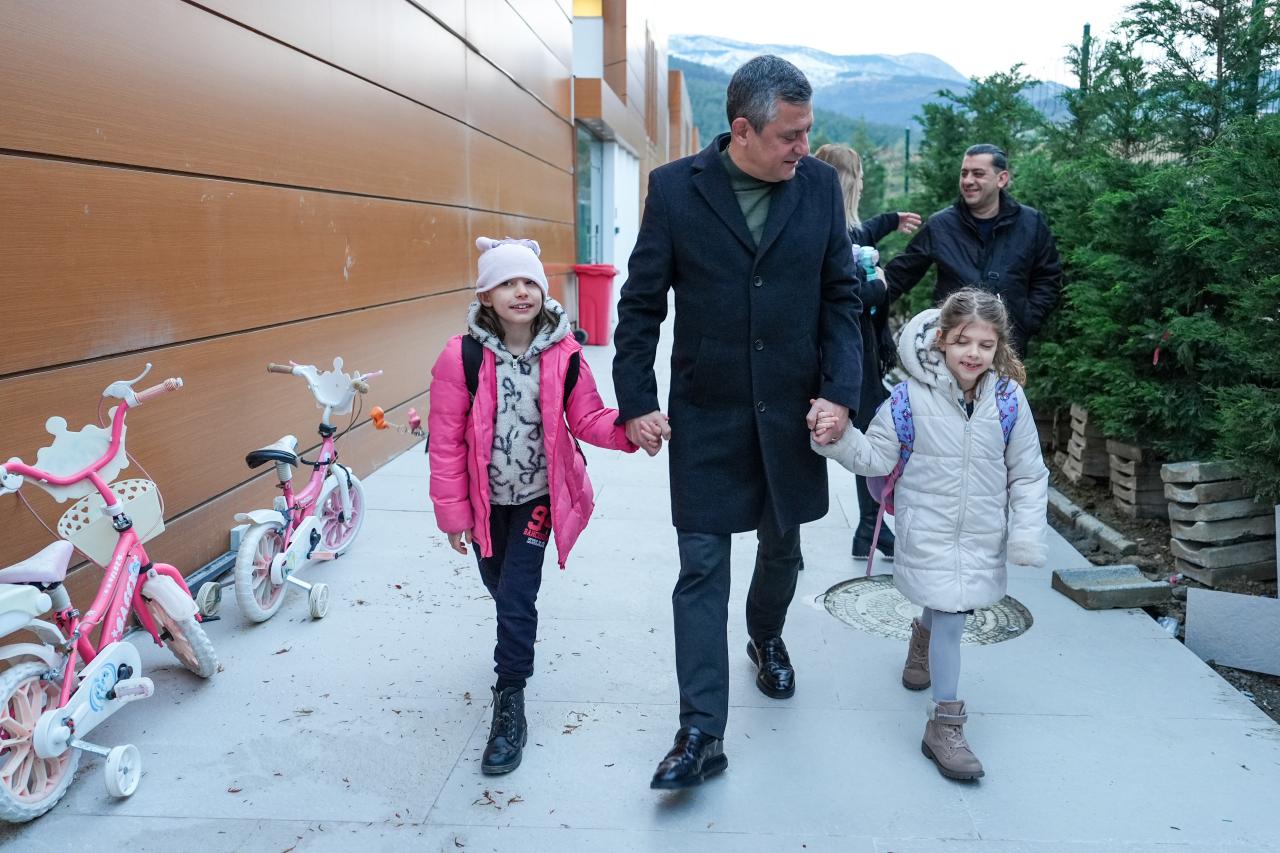 CHP Genel Başkanı Özgür Özel, Ferdi Zeyrek’in Kızları Elif ve Zeynep’i Okula Götürdü