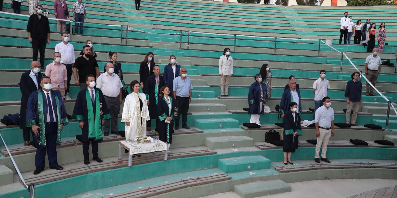 ÇUKUROVA ÜNİVERSİTESİ'NDE 'MİNDERLİ' MEZUNİYET TÖRENİ