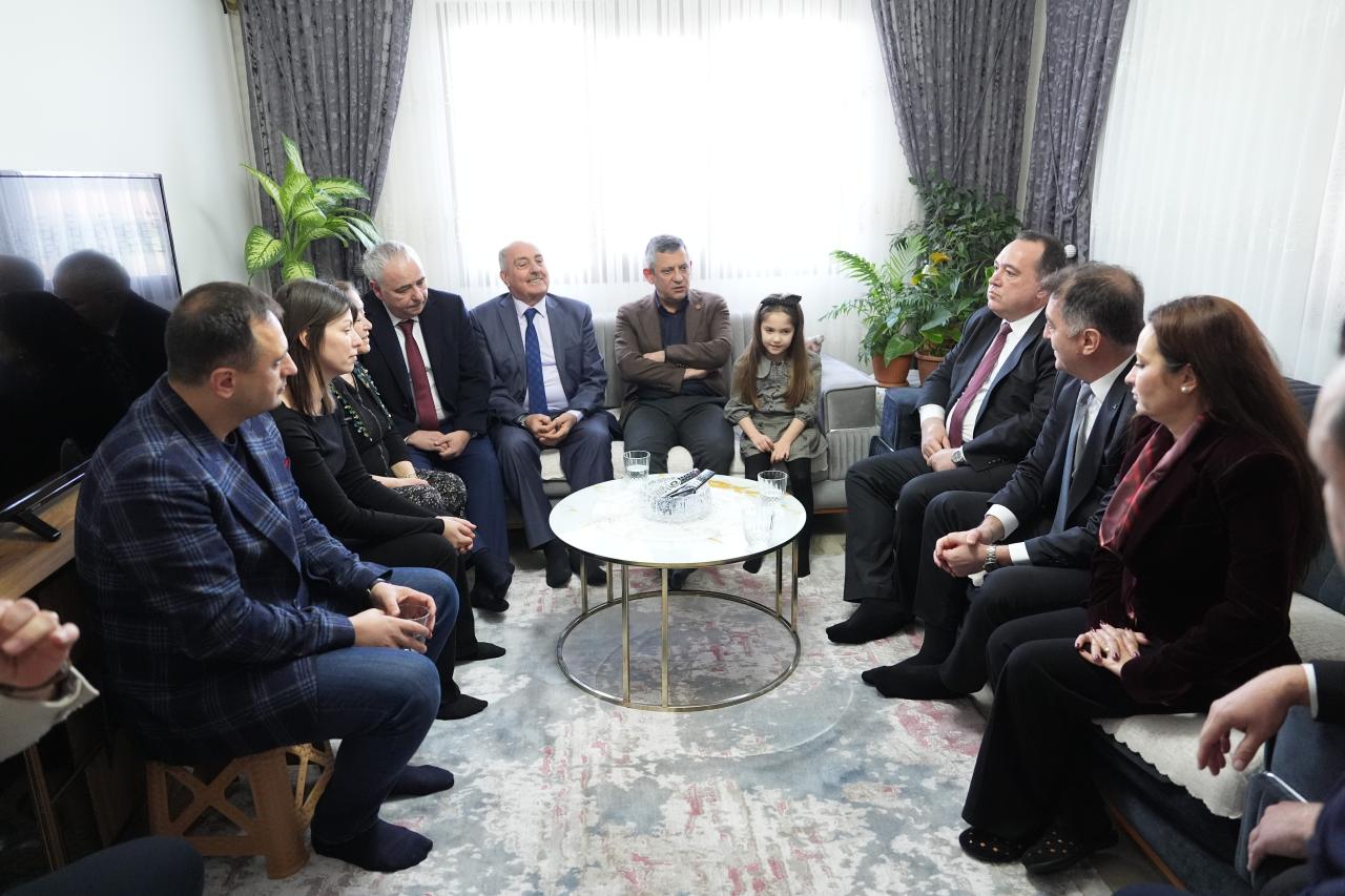 CHP Lideri Özgür Özel Manisa'da Güney Temiz’in Ailesi ile Bir Araya Geldi, Nevzat Özge’ye Taziye Ziyaretinde Bulundu