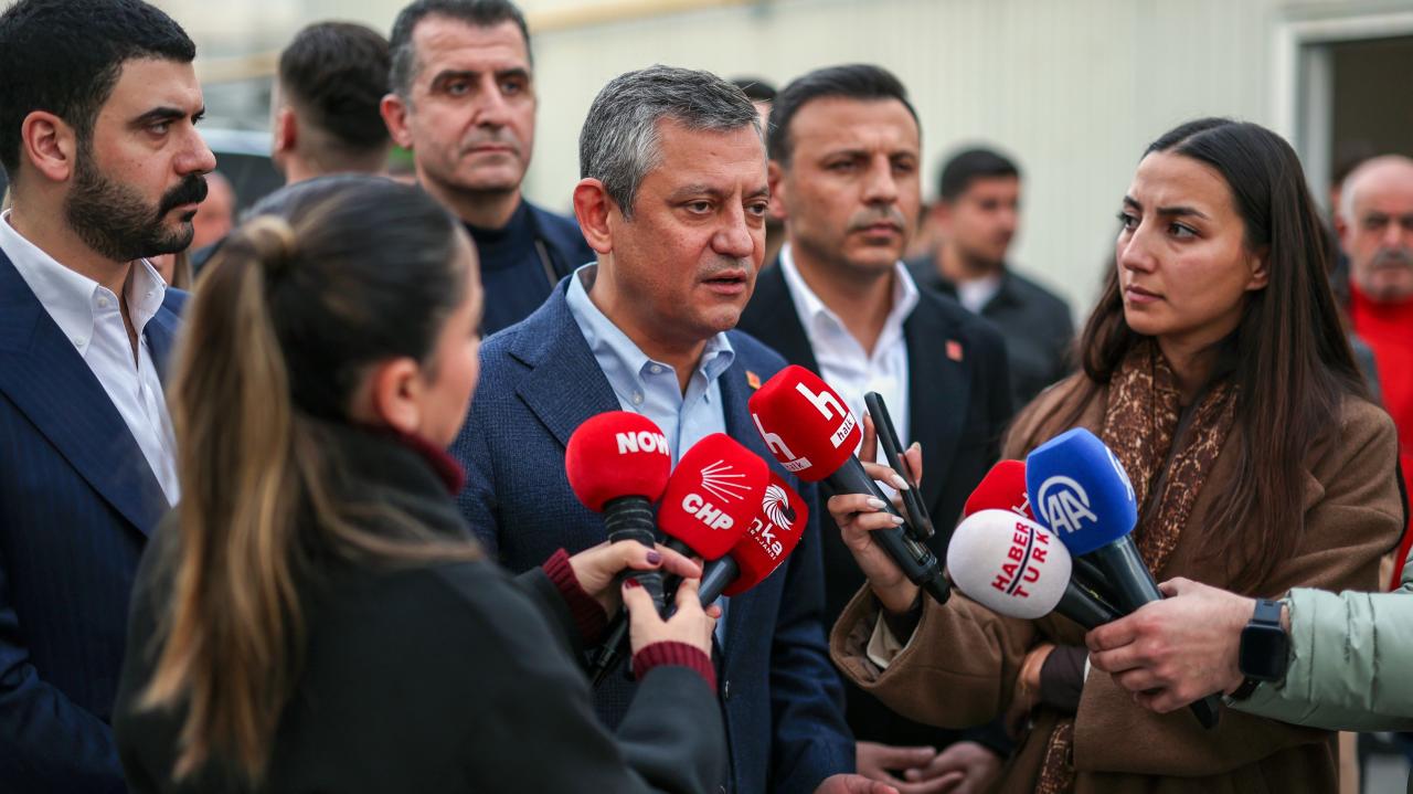 CHP Lideri Özgür Özel: “İç Cephe Tayfun Kahraman ve Kızı Vera Bu Hale Düşürülerek Güçlendirilmez”