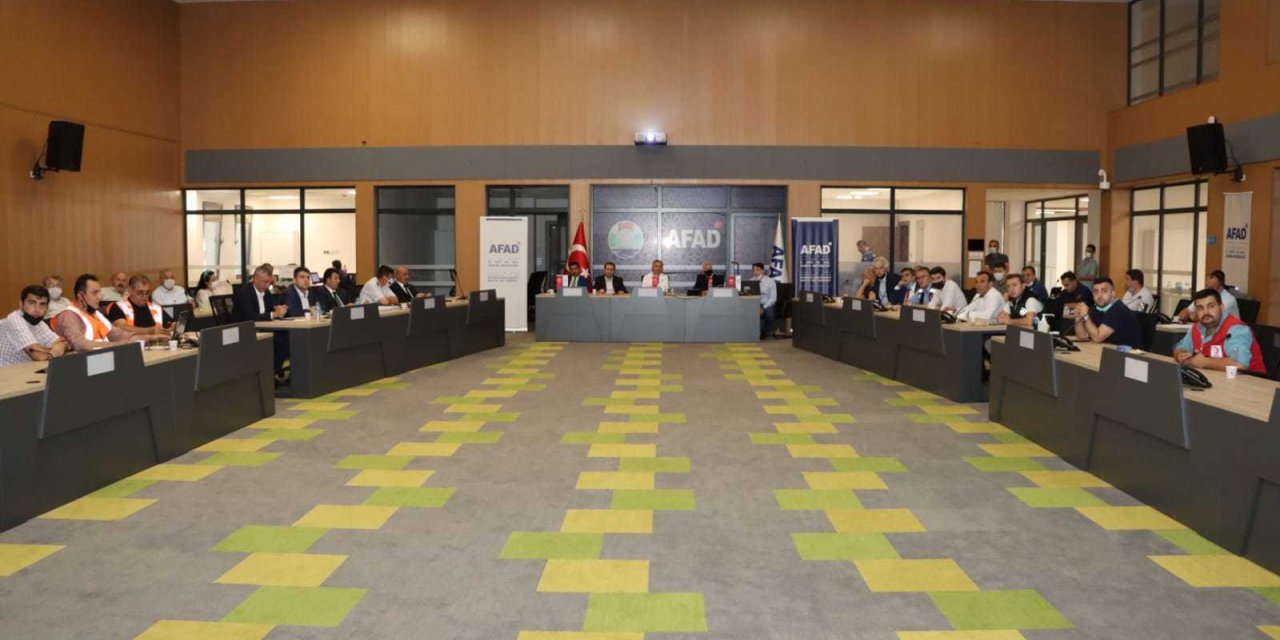 RİZE’DE OLASI SELE KARŞI KRİZ MASASI