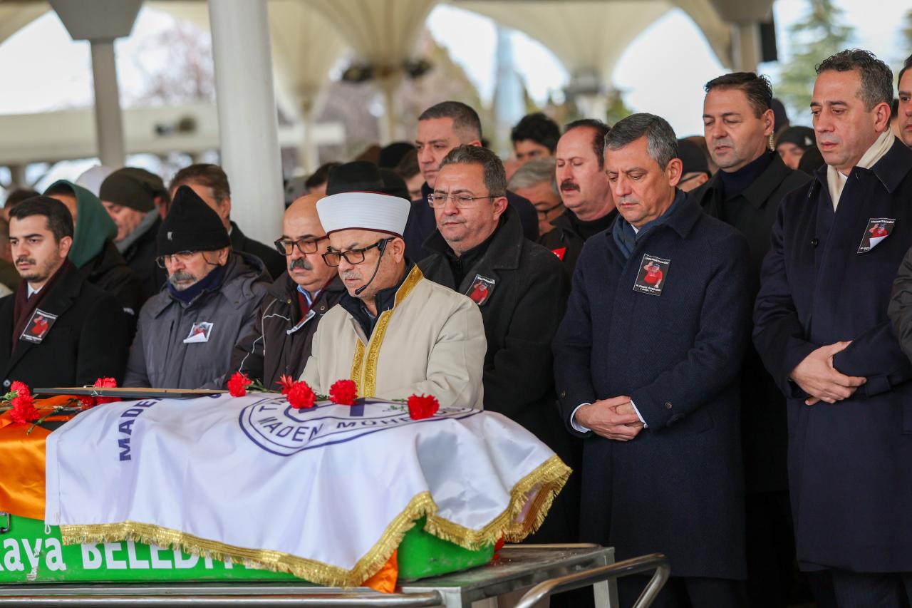 CHP Genel Başkanı Özgür Özel, Mehmet Fikret Özbilgin'in Cenaze Törenine Katıldı