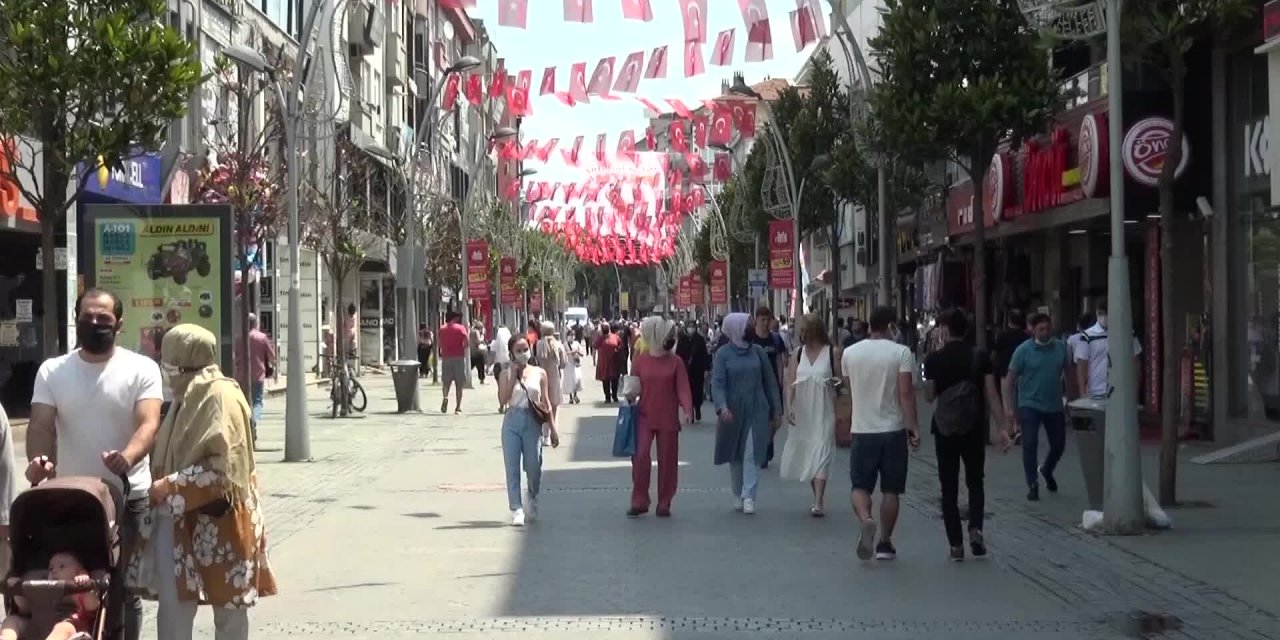 VATANDAŞLAR, ARTAN VAKA SAYILARI NEDENİYLE KISITLAMALARIN GERİ GELMESİNİİSTEDİ