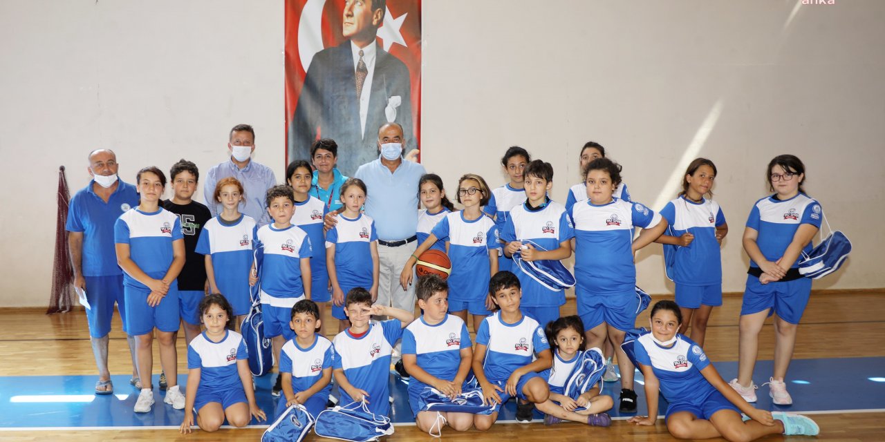 MUDANYA'DA GENÇ BASKETBOLCULARIN FORMALARI BAŞKAN TÜRKYILMAZ’DAN
