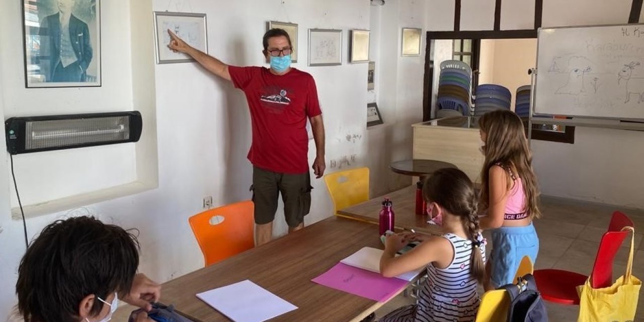KARABURUNLU ÇOCUKLAR KARİKATÜRLÜ EV’DE MİZAHLA TANIŞIYOR