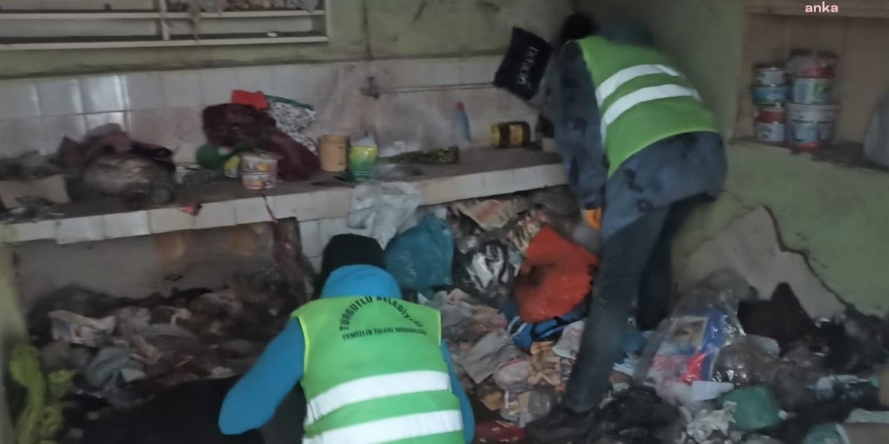 TURGUTLU BELEDİYESİ EKİPLERİ, ÇÖP EVDEN 4 TRAKTÖR ÇÖP ÇIKARDI