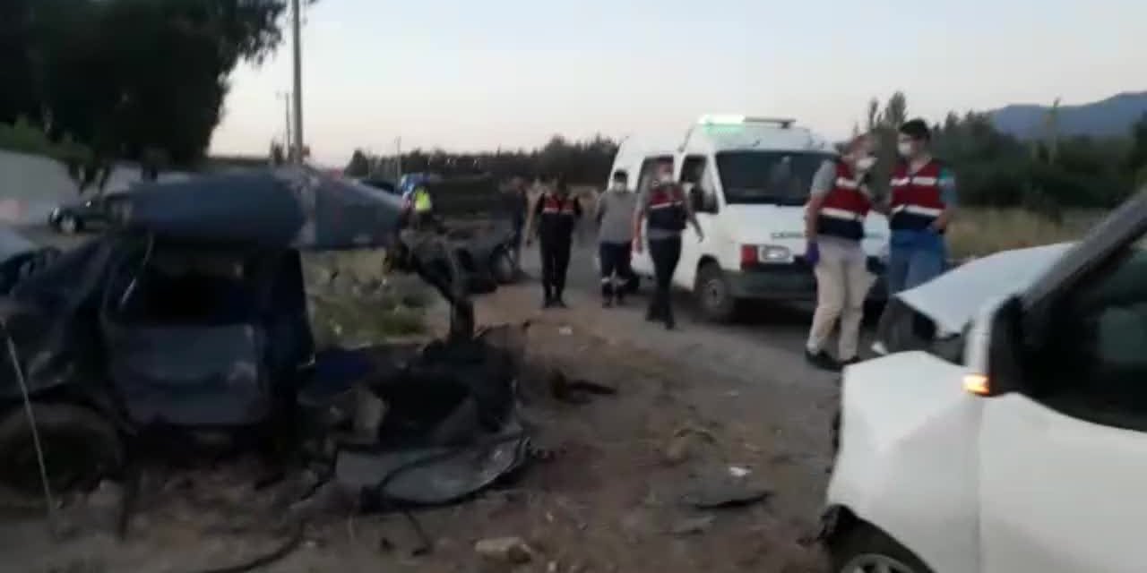 AYDIN’DA KAZA: İKİYE AYRILAN OTOMOBİLDE İKİ KİŞİ YAŞAMINI YİTİRDİ