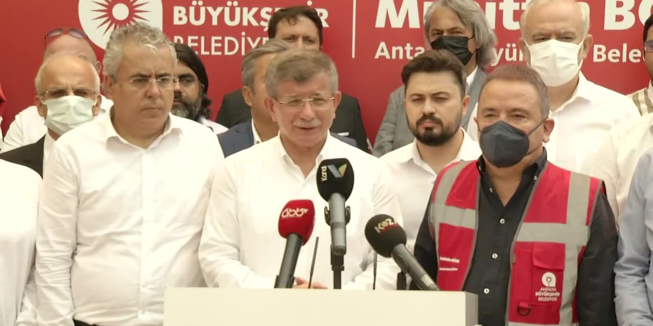 DAVUTOĞLU YANGIN BÖLGESİNDE: "MERKEZİ YÖNETİM, YEREL YÖNETİM AYRIMI YAPMAYIN. HEPİMİZ AYNI ÜLKENİN VATANDAŞIYIZ"