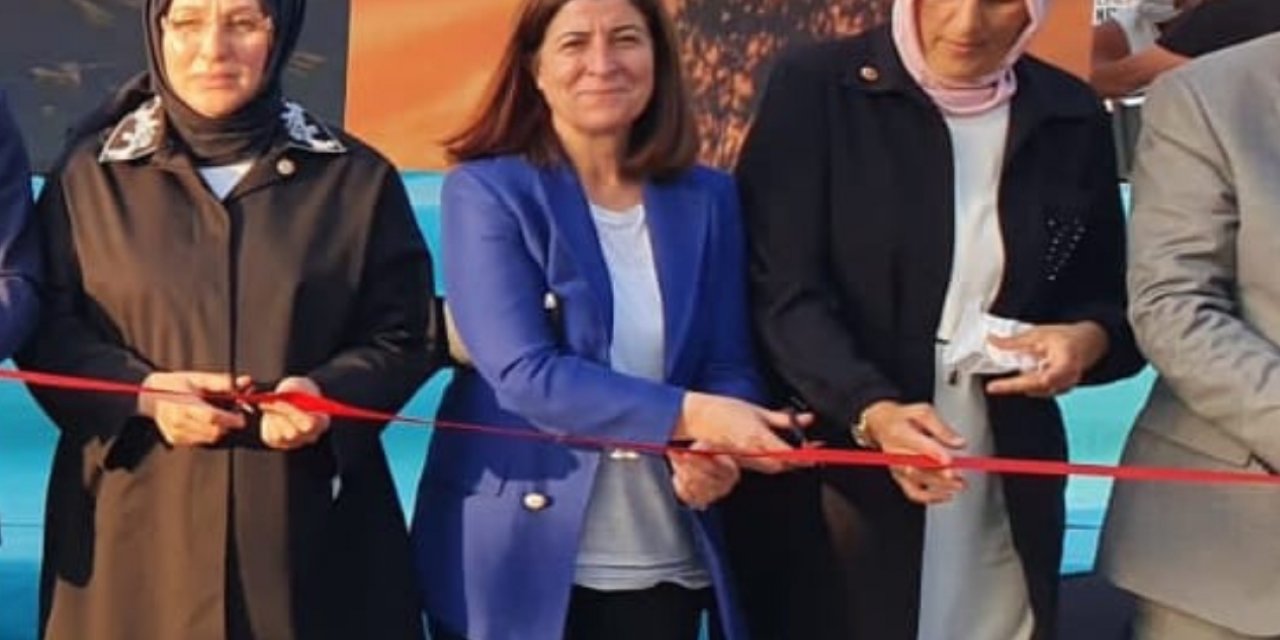 AKP'Lİ ESKİ VEKİL MAKAS YETMEYİNCE ELİNİ MAKAS GİBİ KULLANDI!