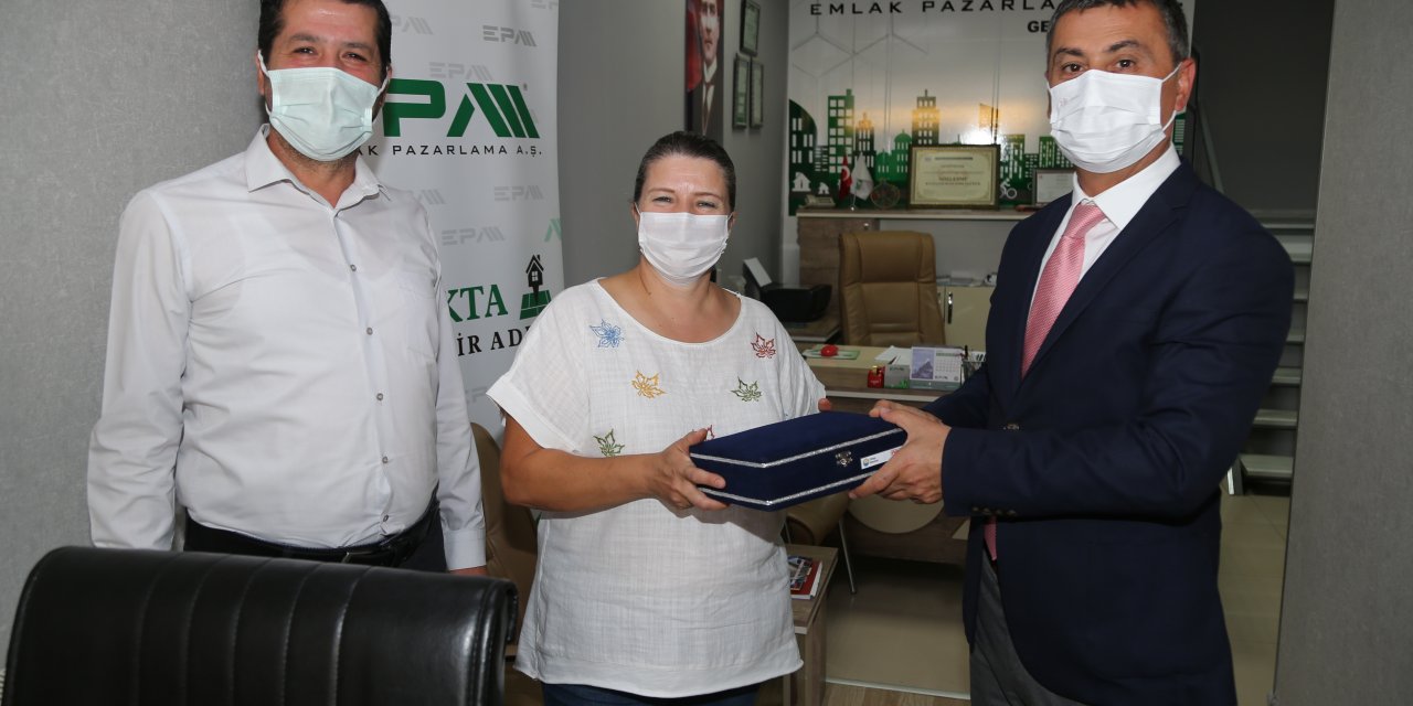 GÖLBAŞI BELEDİYE BAŞKANI ŞİMŞEK, ESNAFA DÜKKAN AÇMA BELGELERİNİ VERDİ