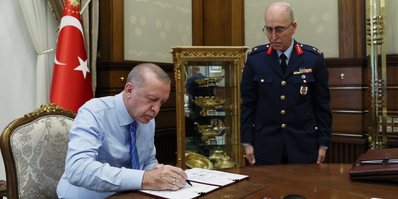 YAŞ KARARLARI: DÜNDAR VE SARI EMEKLİLİĞE SEVK EDİLDİ; HAVA VE KARA KUVVETLERİ KOMUTANLARININ GÖREV SÜRESİ UZATILDI