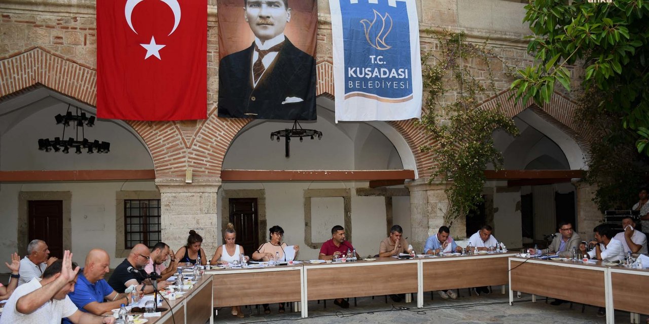 KUŞADASI'NDA KOMİSYON BAŞKANI ÇİÇEK'TEN MUHALEFETE ELEŞTİRİ