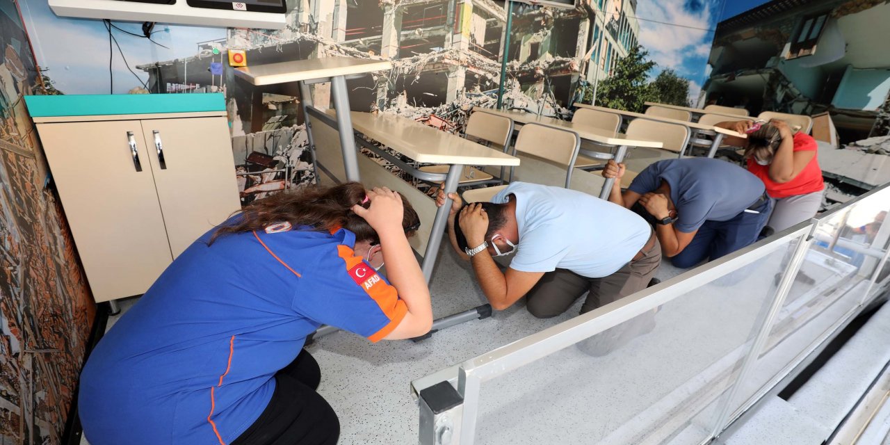 DEPREM SİMÜLASYON TIRI YENİMAHALLE'DE