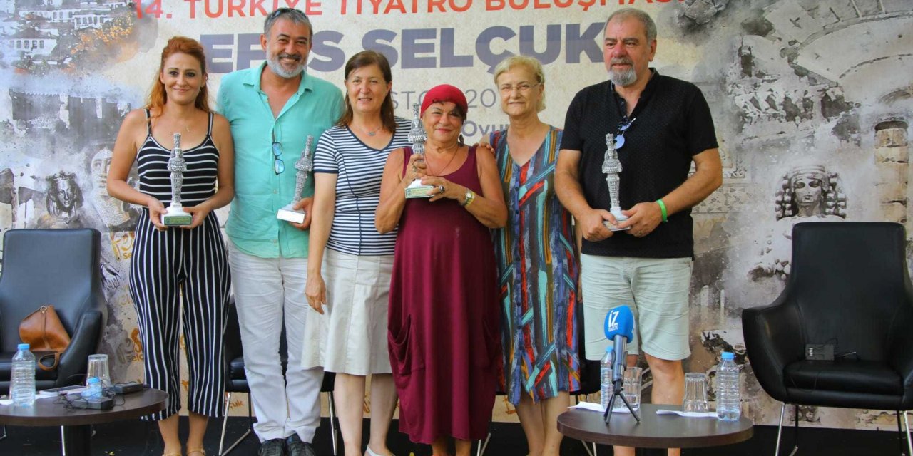 TİYATROCULARI BULUŞTURAN FESTİVAL İZMİR'DE DEVAM EDİYOR