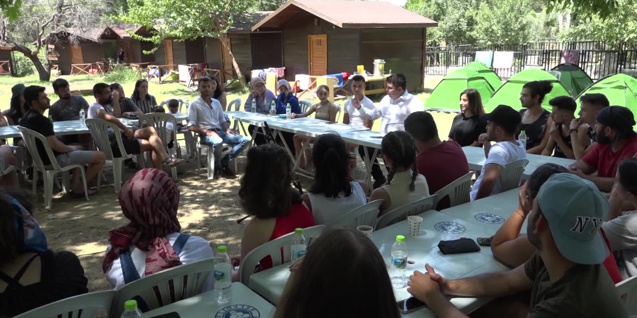 BAŞKAN KILIÇÜNİVERSİTELİ GENÇLERLE KAMPTA BULUŞTU