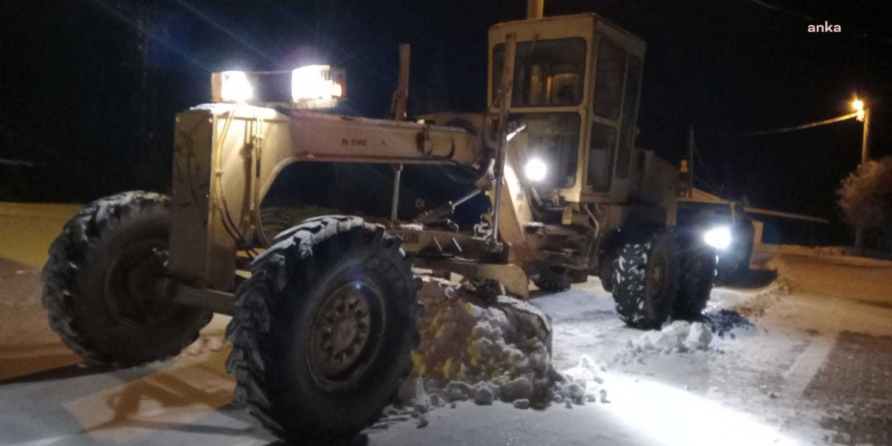 AYDIN BÜYÜKŞEHİR BELEDİYESİ, YOLLARI AÇIK TUTMAK İÇİN GECE MESAİSİ YAPTI