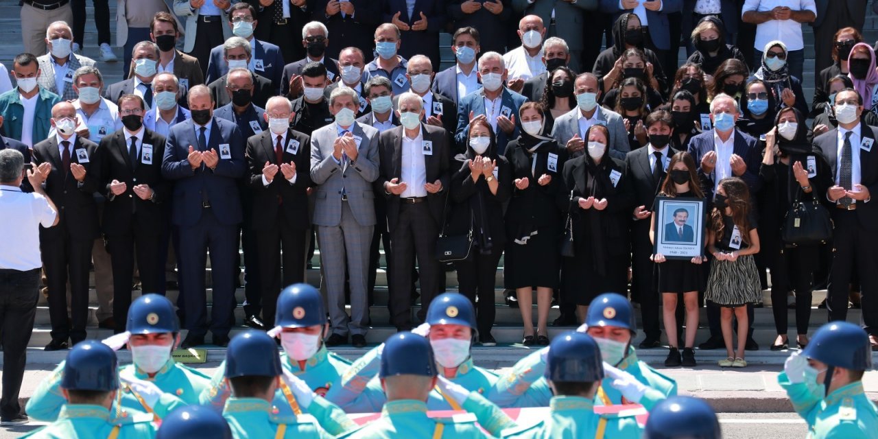 ESKİ DEVLET BAKANI ADNAN EKMEN İÇİN TBMM’DE TÖREN DÜZENLENDİ