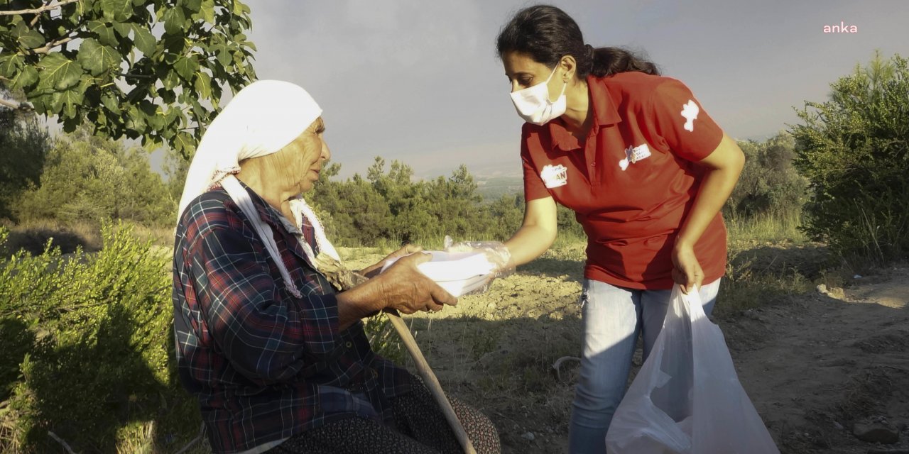 ADANA BÜYÜKŞEHİR BELEDİYESİNİN 'DERMAN' EKİBİ YANGIN MAĞDURLARININ YANINDA