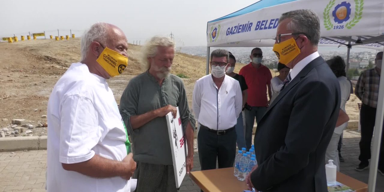 HİROŞİMA'NIN YIL DÖNÜMÜNDE İZMİR'DE İKİ BAŞKANLI PROTESTO