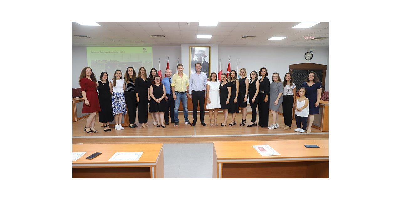 BANDIRMA BELEDİYE BAŞKANI TOLGA TOSUN, KREŞÖĞRETMENLERİNE SERTİFİKALARINI VERDİ