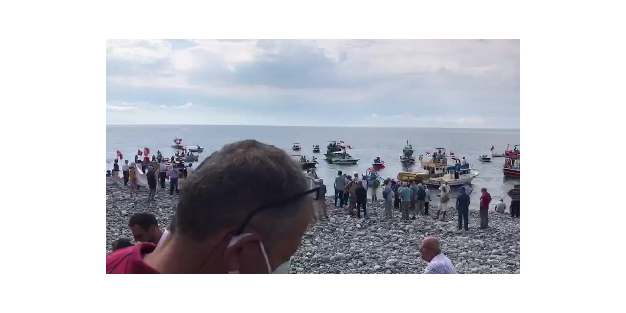 ARDEŞEN’DE KAFES BALIKÇILIĞINA DENİZDEN VE KARADAN TEPKİ: “ÇOCUKLARIM İÇİN DENİZİME DOKUNMA”