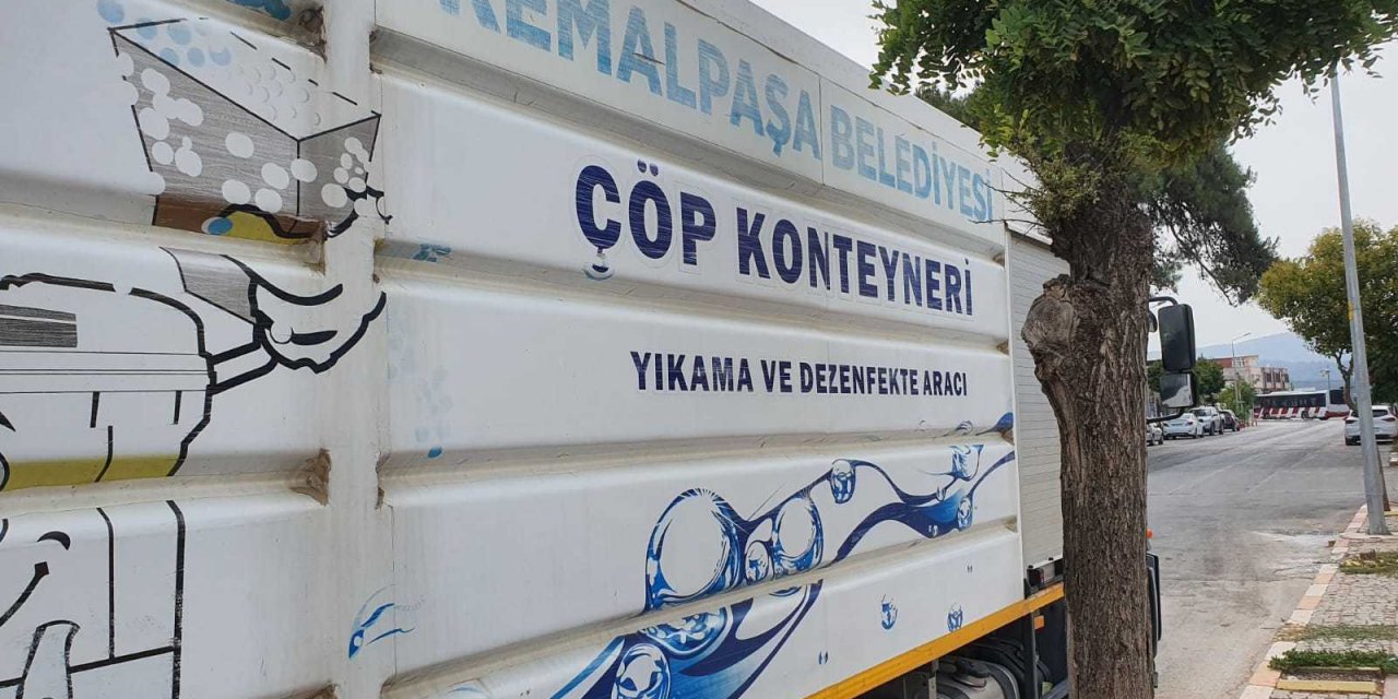 KEMALPAŞA’DA ÇÖP KONTEYNERLERİ DEZENFEKTE EDİLİYOR