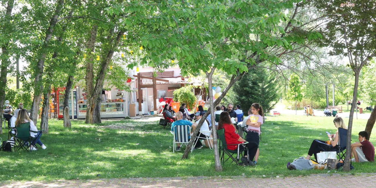 ÇANKAYALILAR YAZ SICAĞINDA PARKLARDA SERİNLİYOR