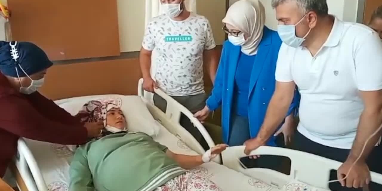 BALIKESİR’DEKİ KAZADAN SAĞ KURTULAN AYŞE KESGİN: BİRİ GELDİ, BENİ OTOBÜSTEN ÇIKARTTI, ‘OTOBÜS KOKUYOR, YANACAK’ DEDİ