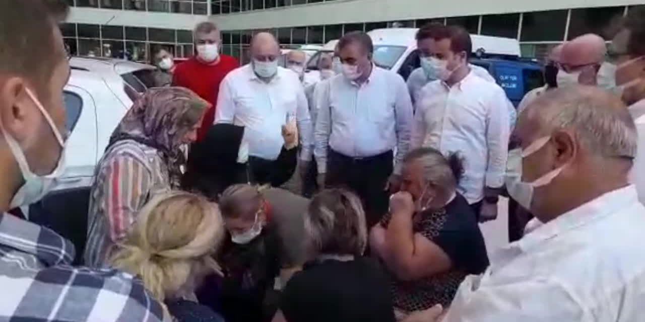 BALIKESİR’DEKİ TRAFİK KAZASINDA HAYATINA KAYBEDENLERİN CENAZELERİ YAKINLARINA TESLİM EDİLİYOR