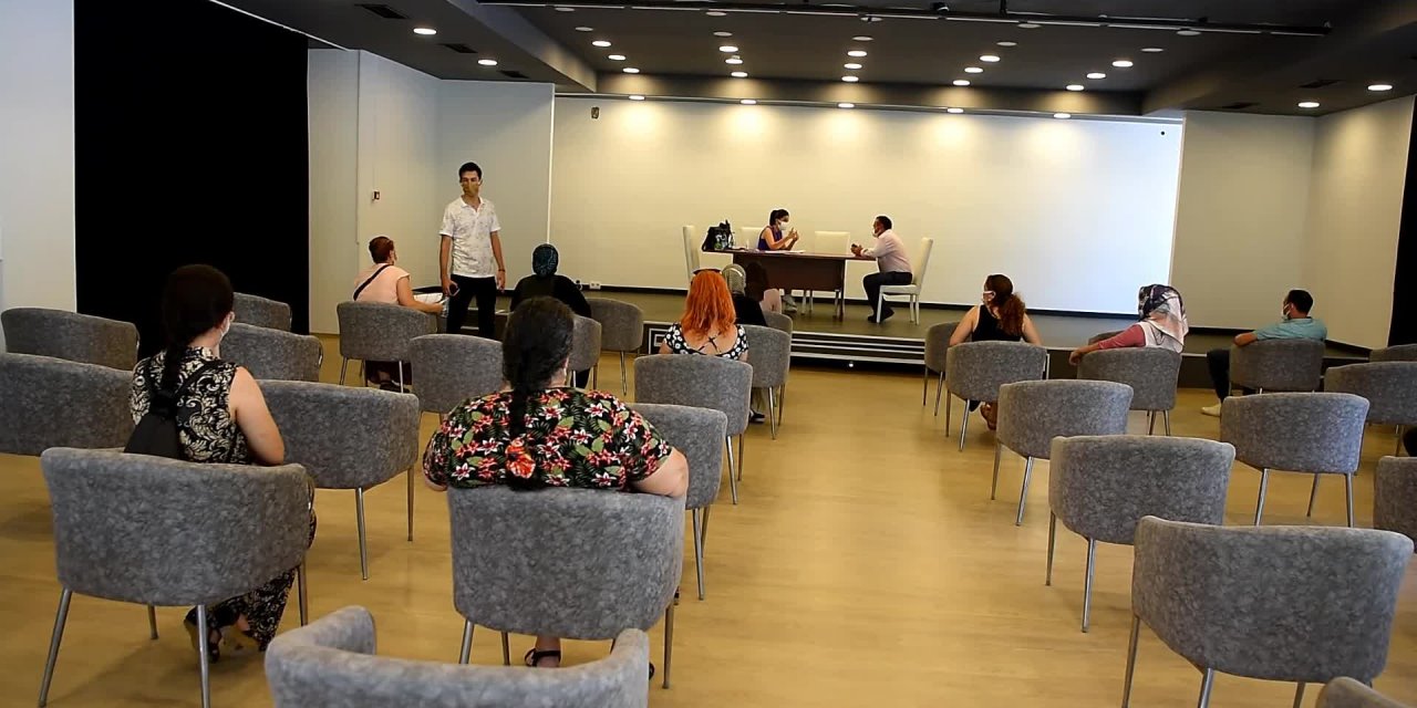 BORNOVA'DA İŞ ARAYANLAR İŞVERENLERLE BULUŞTU