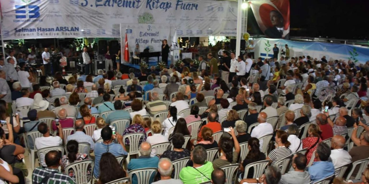 TÜRKİYE EDREMİT'TE KİTAPLA BULUŞUYOR