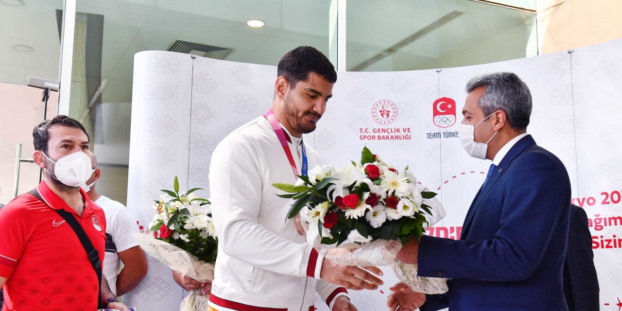 TOKYO OLİMPİYATLARI’NDAN DÖNEN ASKİ SPOR GÜREŞÇİLERİNE ANKARA’DA KARŞILAMA