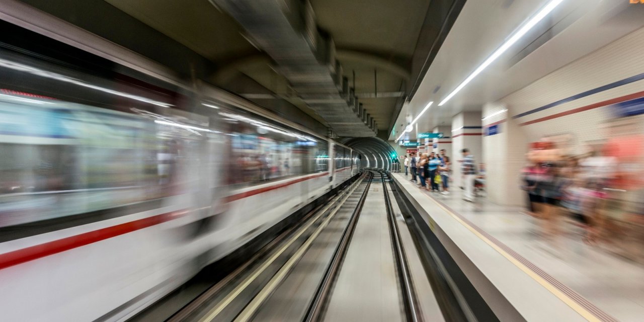 İZMİR’DE METRO İSTASYONLARINDA ÜCRETSİZ İNTERNET DÖNEMİ BAŞLADI