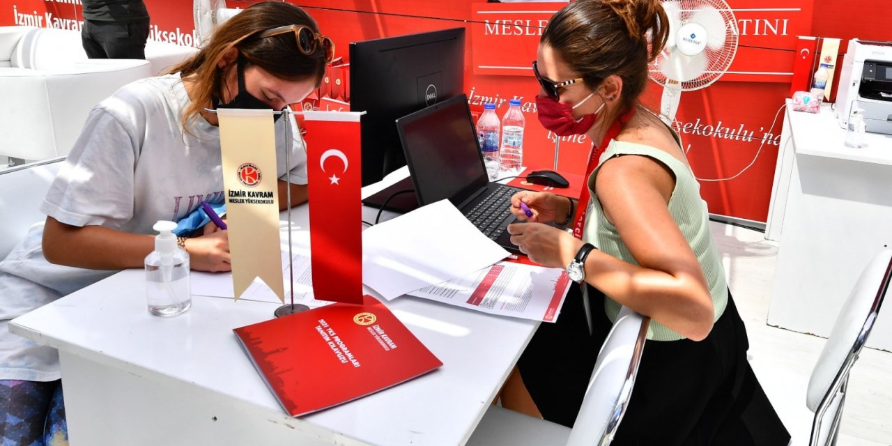 İZMİR BÜYÜKŞEHİR TERCİH DÖNEMİNDE DE GENÇLERİN YANINDA