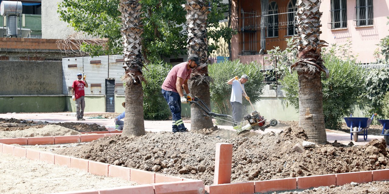 SEYHAN’DA PARKLAR RENKLENİYOR