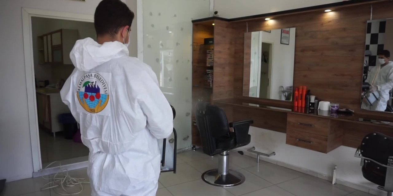 KEMALPAŞA'DA BERBER VE KUAFÖRLER DEZENFEKTE EDİLİYOR