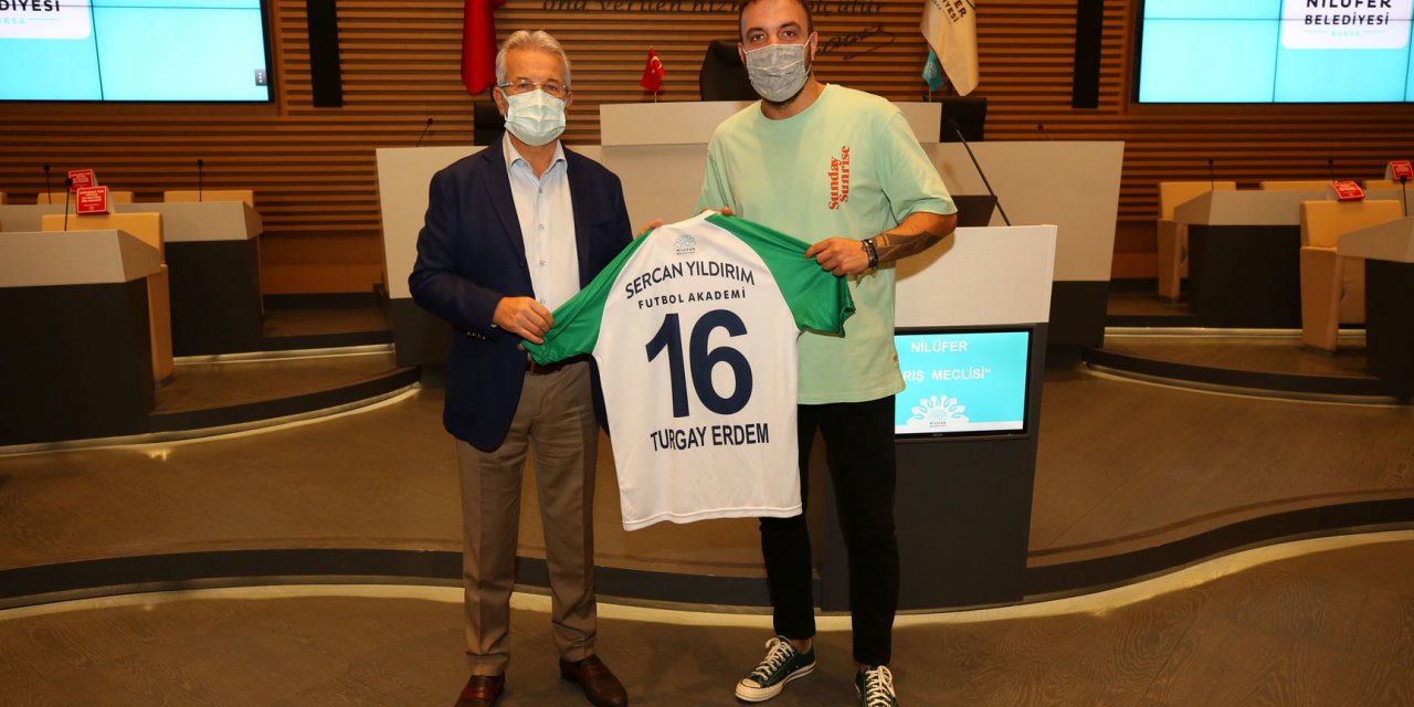 NİLÜFER BELEDİYESPOR ŞAMPİYONLUK SEVİNCİNİ BELEDİYE BAŞKANI ERDEM İLE PAYLAŞTI