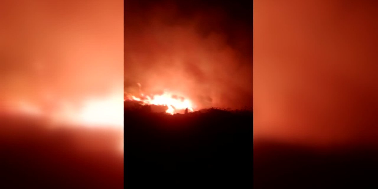 ÇEŞME'DE KORKUTAN YANGIN KONTROL ALTINA ALINDI. BELEDİYE BAŞKANI ORAN, TANKERİN ÜSTÜNE ÇIKIP SU SIKTI