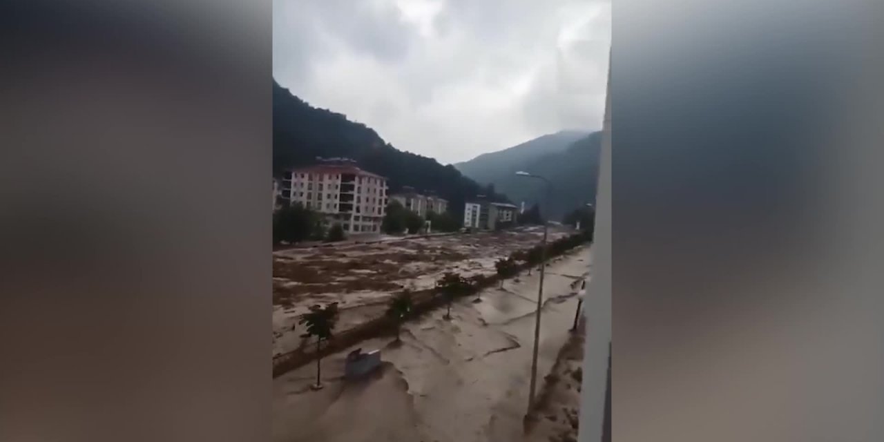 KASTAMONU’DA SEL: BARAJ KAPAKLARI YIKILDI, BOZKURT İLÇESİ SU ALTINDA KALDI