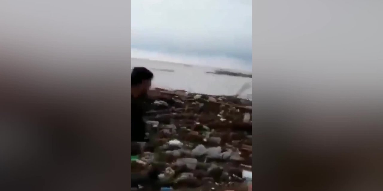 SİNOP'TA DENİZE SÜRÜKLENEN YAVRU KÖPEK İNSAN ZİNCİRİ OLUŞTURULARAK KURTARILDI