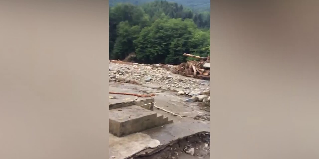KASTAMONU’DA 12 VATANDAŞ, SULAR ALTINDA KALAN KÖYDEN HELİKOPTER İLE KURTARILDI