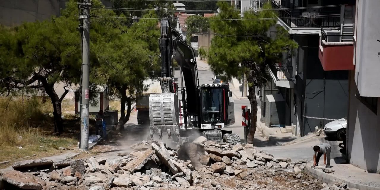 BORNOVA'DA YOLLAR YENİLENİYOR