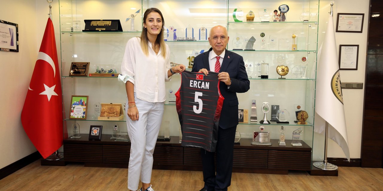 OLİMPİYAT OYUNLARINDAN DÖNEN ŞEYMA ERCAN, YENİMAHALLE'DE BAŞKAN YAŞAR'I ZİYARET ETTİ