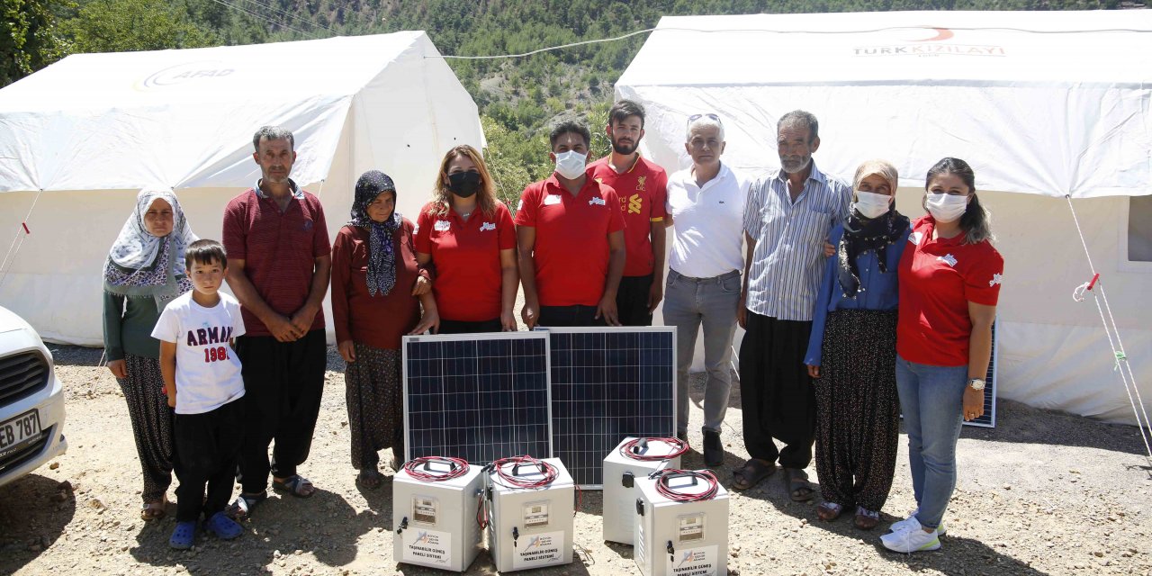 ADANA'DA, ELEKTRİK ŞEBEKELERİ HASAR GÖREN AFETZEDELERE GÜNEŞ PANELİ SİSTEMİ DAĞITILDI