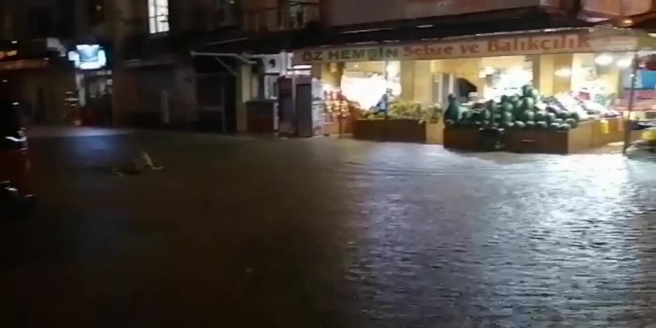 RİZE'NİN PAZAR İLÇESİNDE SAĞANAK YAĞIŞ SU BASKINLARINA NEDEN OLDU