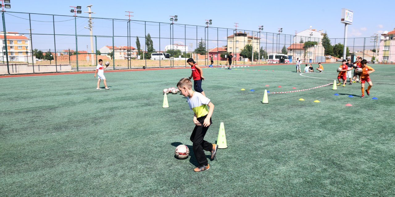 TEPEBAŞI'NDA ÇOCUKLARA ÜCRETSİZ FUTBOL VE ATLETİZM KURSU