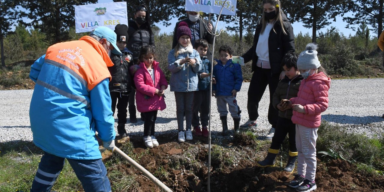 KUŞADASI'NDA MİNİK ELLER FİDANLARI TOPRAKLA BULUŞTURDU