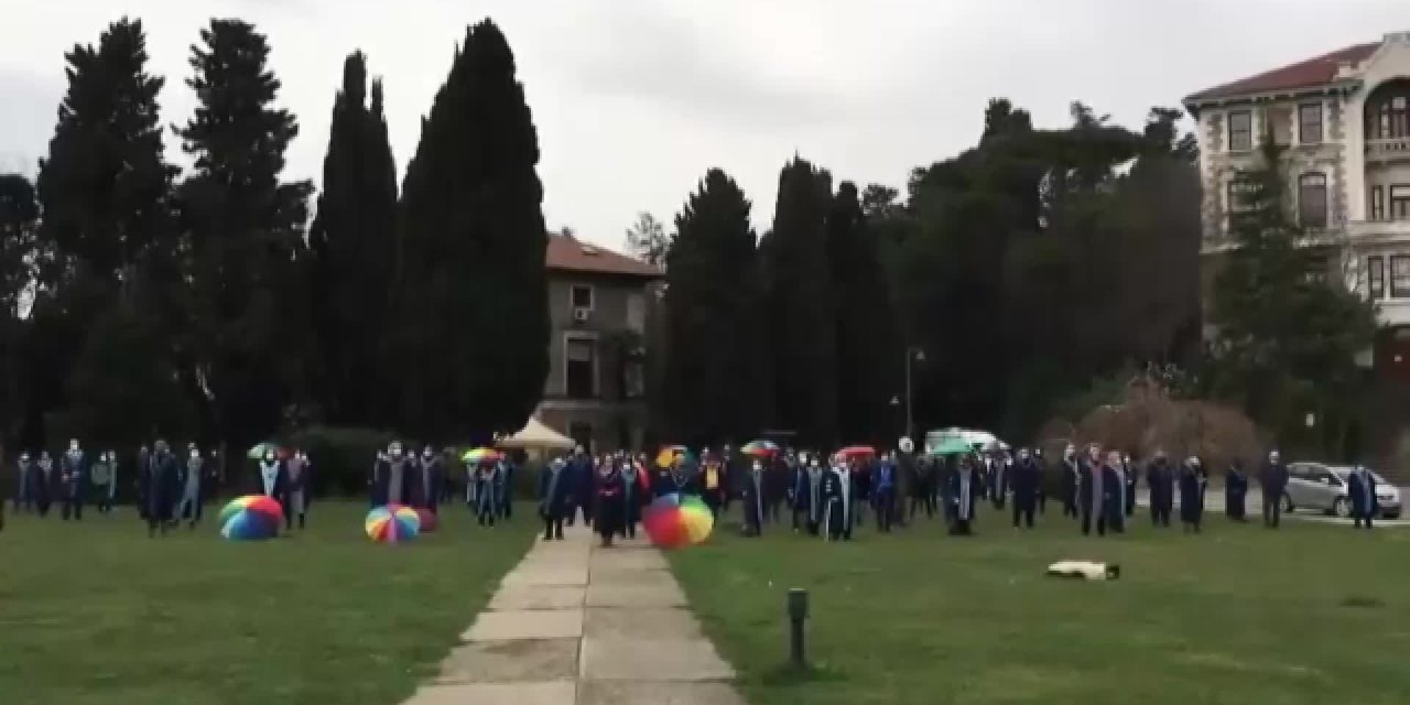 BOĞAZİÇİLİ HOCALARDAN GÖKKUŞAĞI RENKLİŞEMSİYELERLE EYLEM