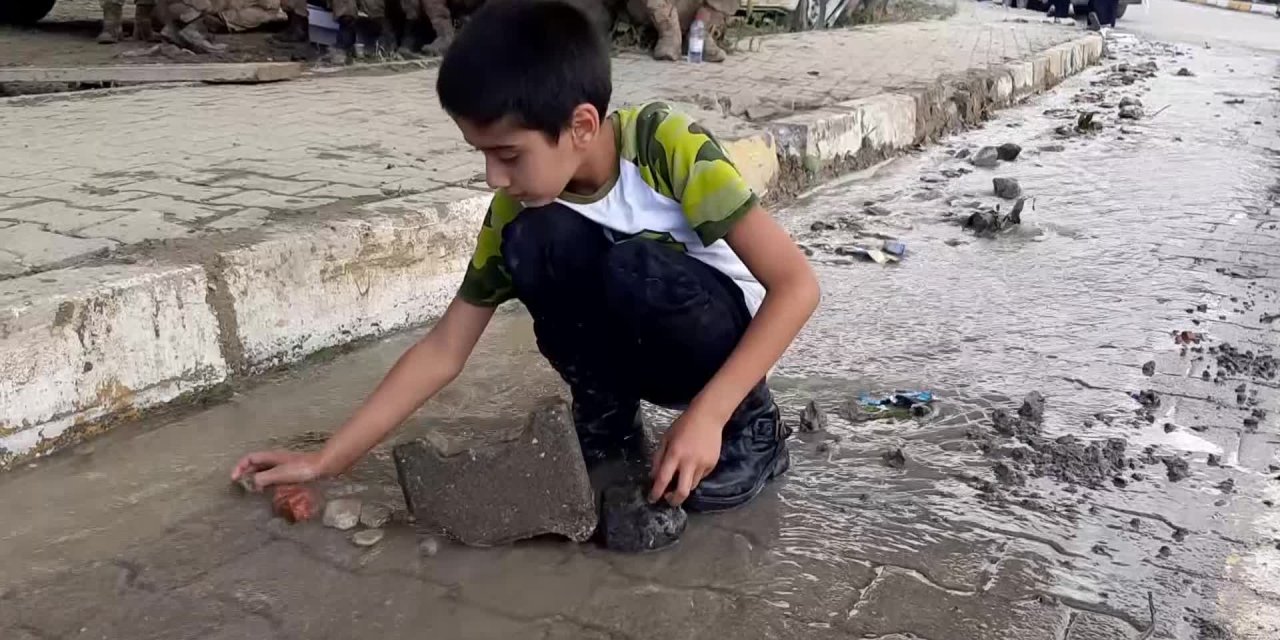 BOZKURT’TA 10 YAŞINDAKİ ABDULLAH, SEL ANINDA YAŞADIKLARINI OYUNLARINA YANSITTI
